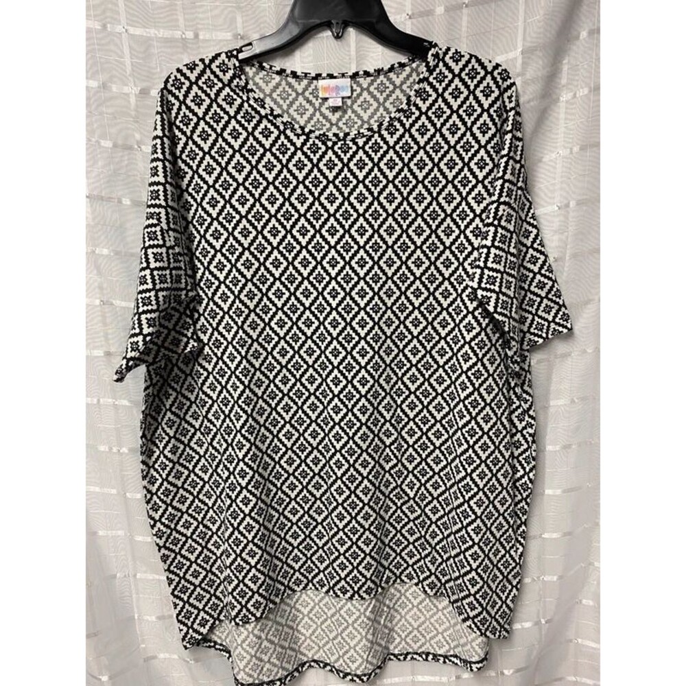 LuLaRoe Classic Tee Womens Size M Black White Geometric Diamond Print T-Shirt